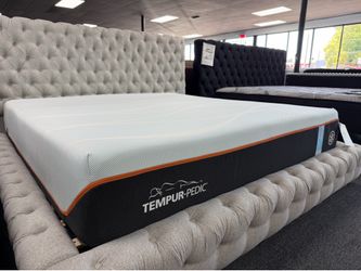 King Size Tempurepedic LuxBreeze Mattress. Delivery Available