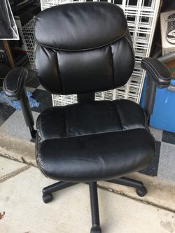 Black adjustable arms office chair