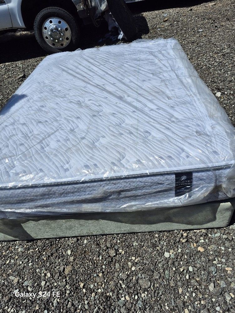 Queen Size Sertha Mattres Good Condition