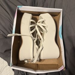 Soda Chunky Heel Sandal Bone Womens Size 7.5