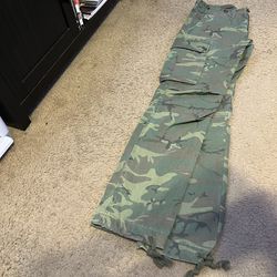 **New Without Tags** Size 30 MNML Cargo Camo Pants