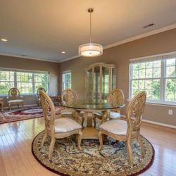 Elegant Traditional Dining Room Set – Excellent Condition