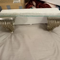 Glass Shelve With Ceramic Giraffe 