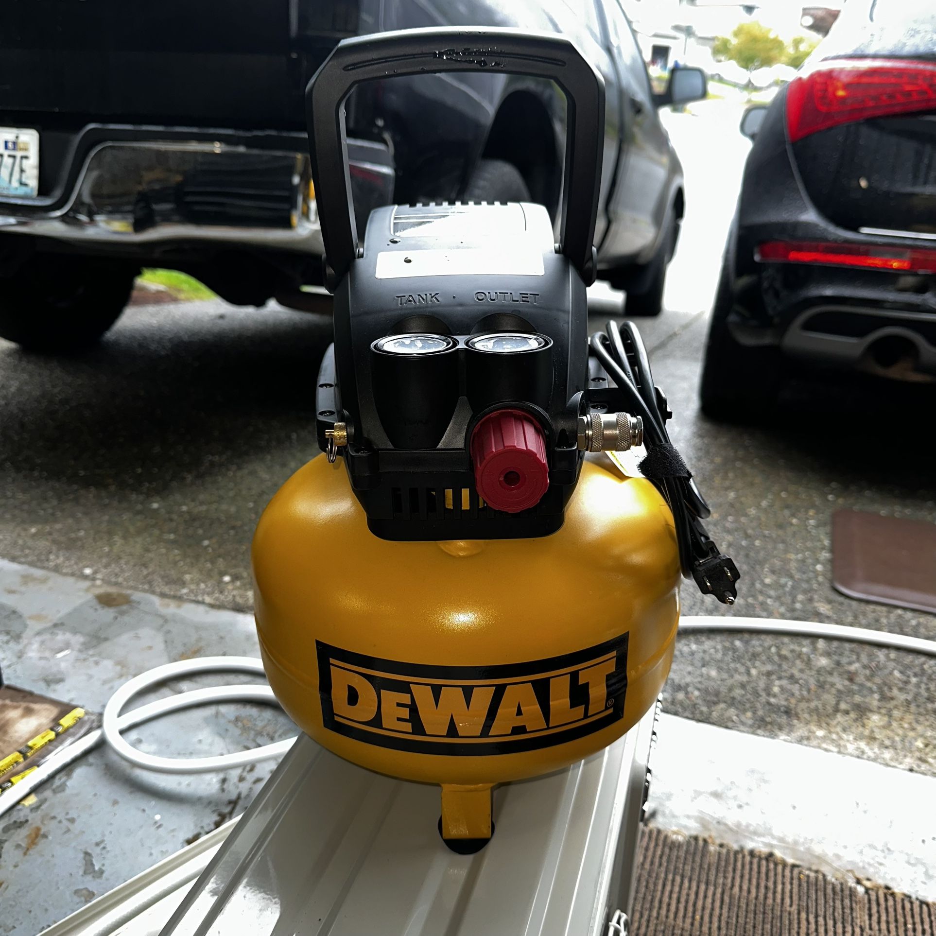 Dewalt 130psi Air Compressor For Power Tools / Car & Truck Tires