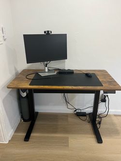 Sit/stand desk and office chair