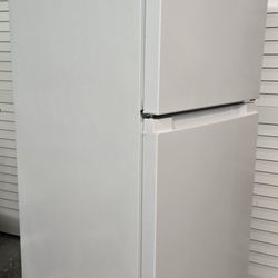 Like New 10.1 Cu Refrigerator 