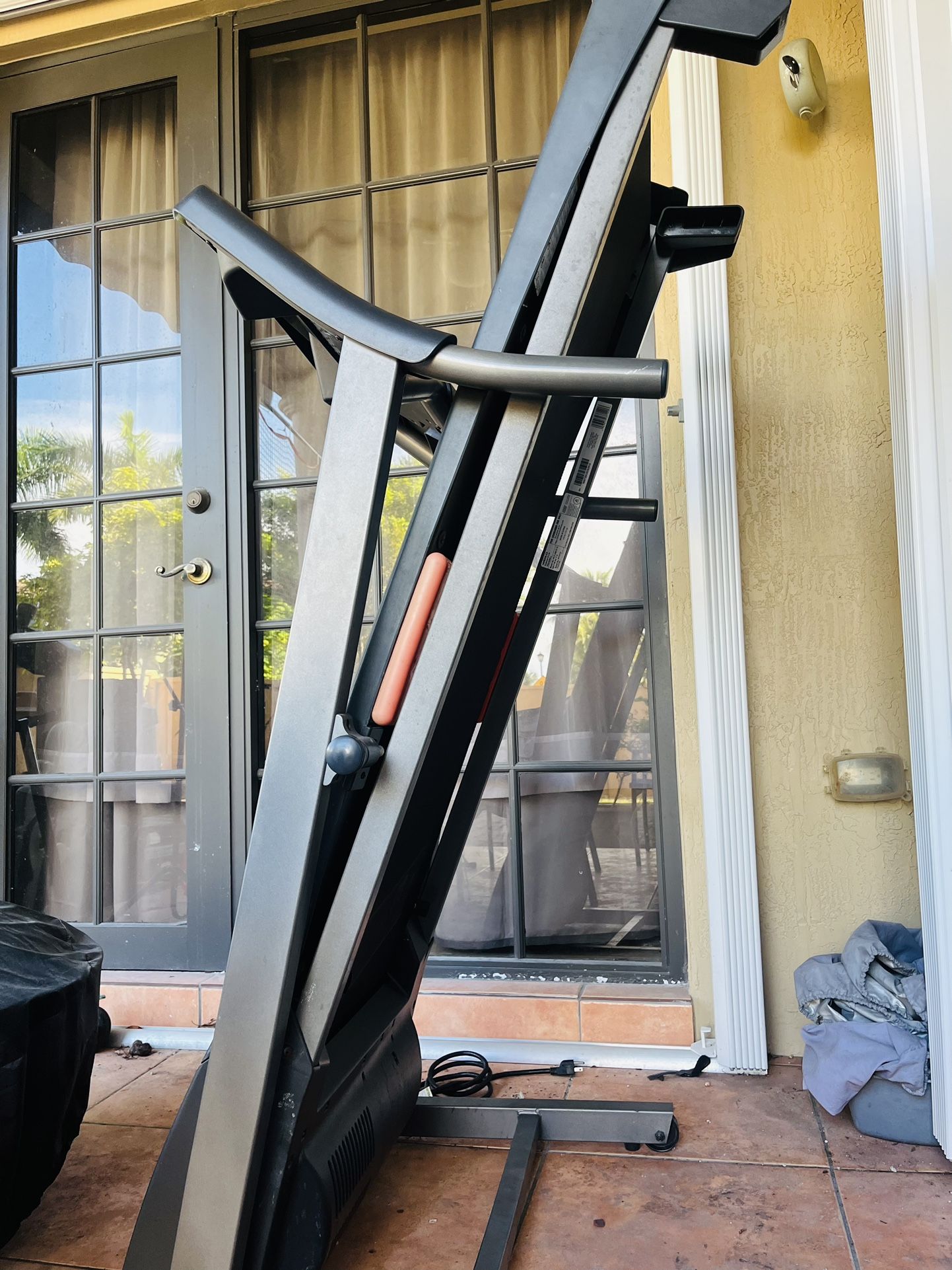 Weslo Cadence G 5.9i Folding Treadmill, iFit Compatible with Manually Adjustable Incline