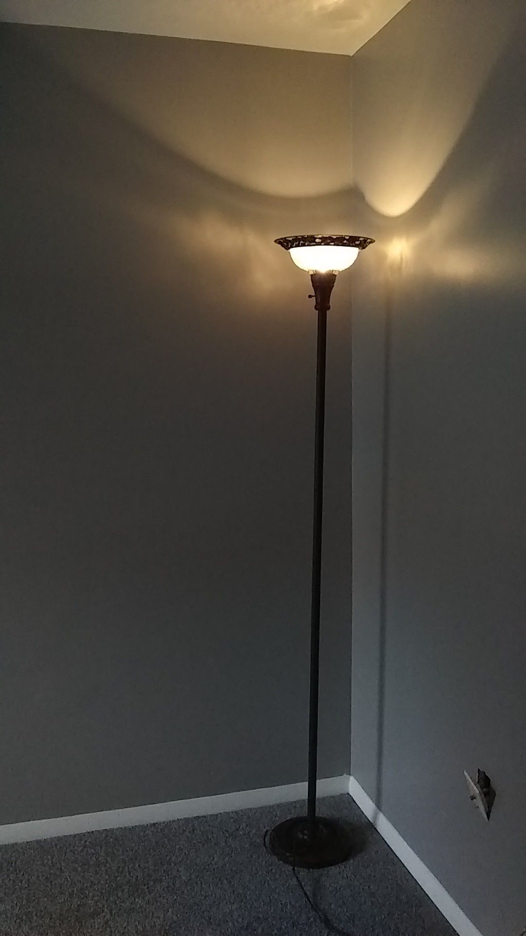 Elegant looking floor lamp for sale