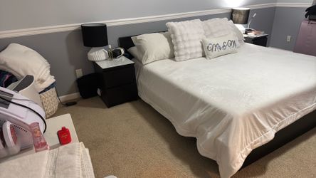 Bed room set it’s a king size bed