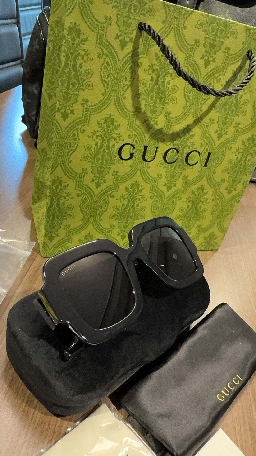 Gucci GG1547S Women’s Big Black frame sunglasses Shades