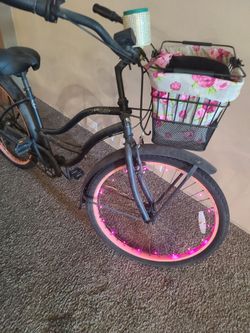 Womens beach cruiser 3 speed with basket and drink holder