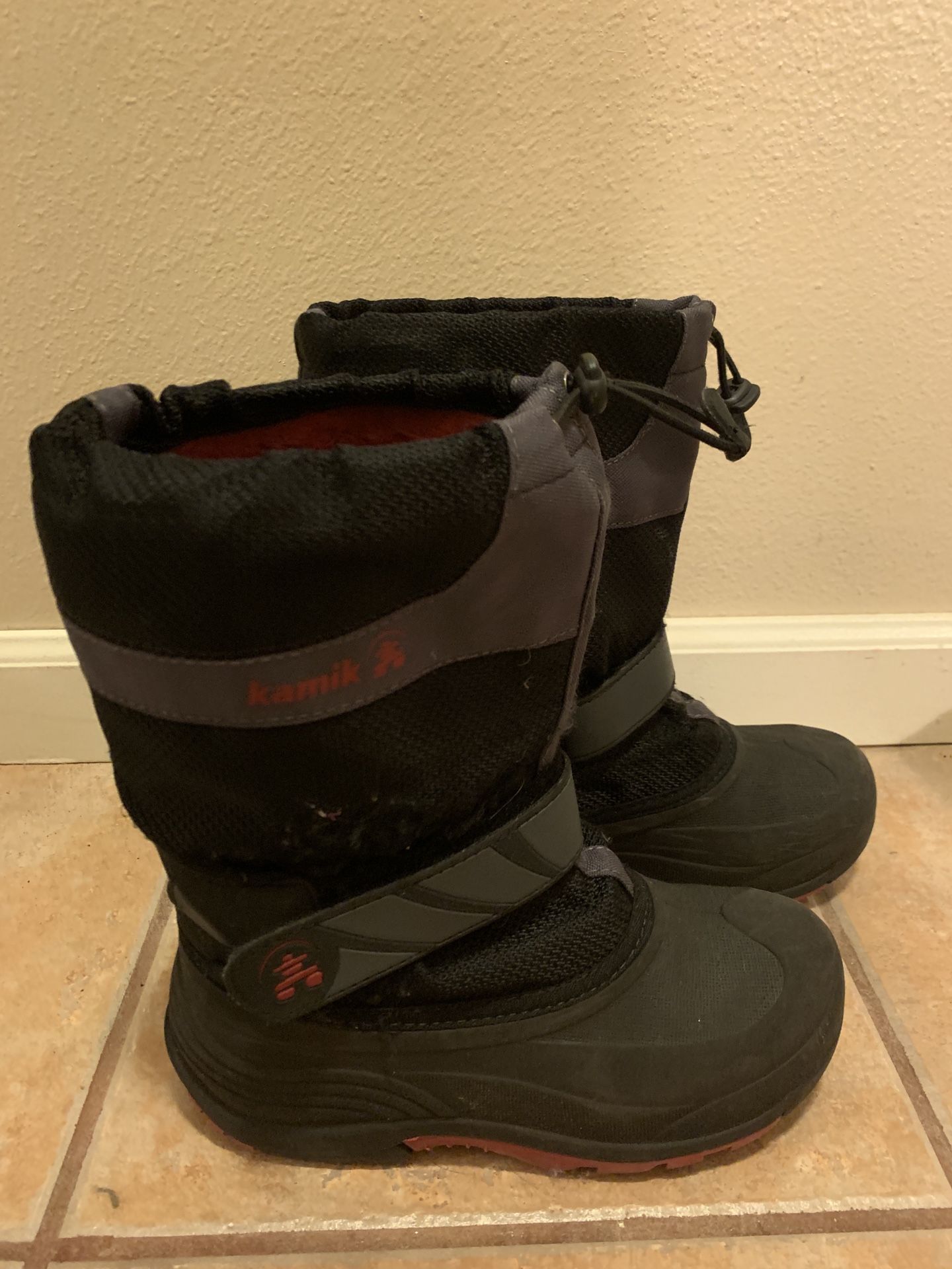 Kids size 4 snow boots