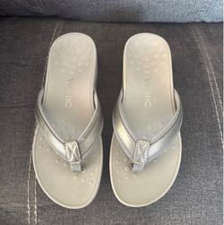 Vionic Womens Orthotic Sandals Metallic Silver Size 8 Lightweight & Durable Flip-Flops With Arch Support NIB