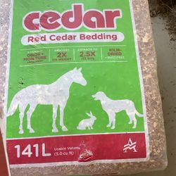 Pet Bedding141L Cedar Wood Bedding Vibrant Life 5 .0 Cubic Ft.bedding For Dogs Or Bunny’s Or Horses