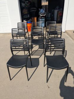 8 Plastic Chair's