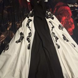 Beautiful Black And White Size Medium Cocktail Dress 