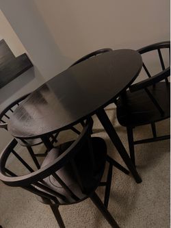 Round dining table with 4 chairs