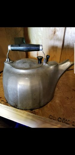 VINTAGE GRISWOLD COLONIAL DESIGN TEA KETTLE