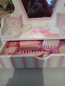 Girls  Play Venity With All Kinds Of Make Up