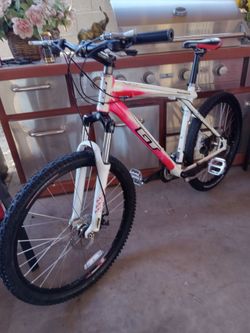 BIKE GT AVALANCHE 3.0 FRAME SIZE LARGER TIRES SIZE 26