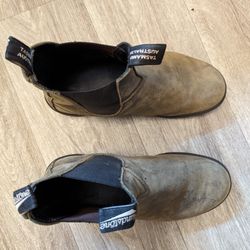 Blundstones Size 8