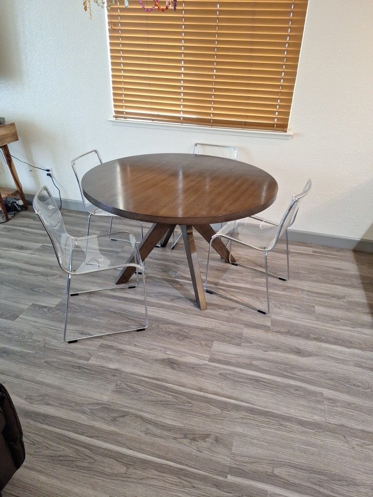Table An Four Chairs