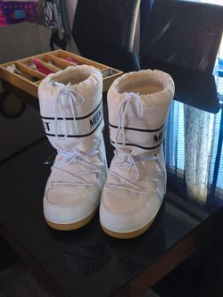 Moon boots
