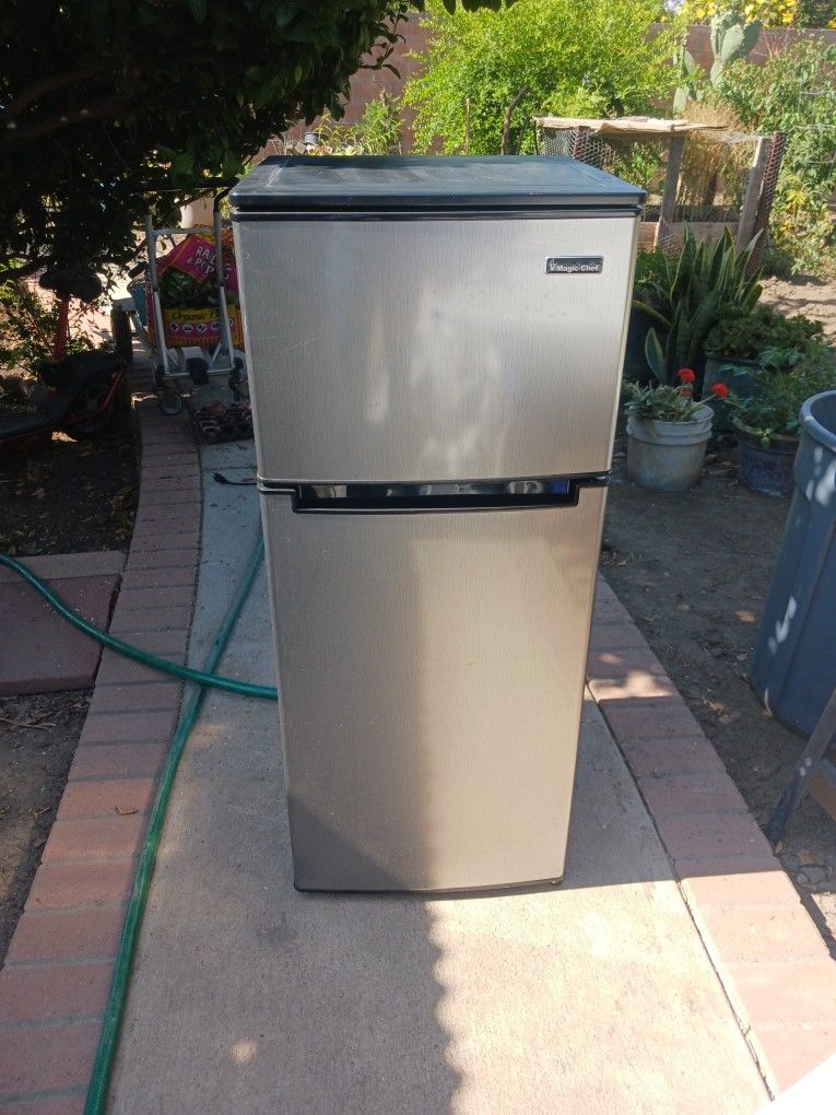 Refrigerator In Working Conditions. MAGIC CHEF. REFRIGERADOR FUNCIONANDO BIEN MAGIC CHEF