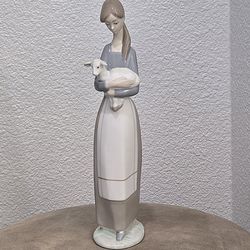 LLADRO GIRL WITH LAMB #34505