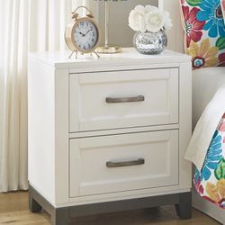 Brynburg - White - 8 Pc. - Dresser, Mirror, Chest, Queen Panel Bed with 2 Storage Drawers, 2 Nightstands 