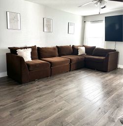 Bassett modular sectional in chocolate brown 🤎
