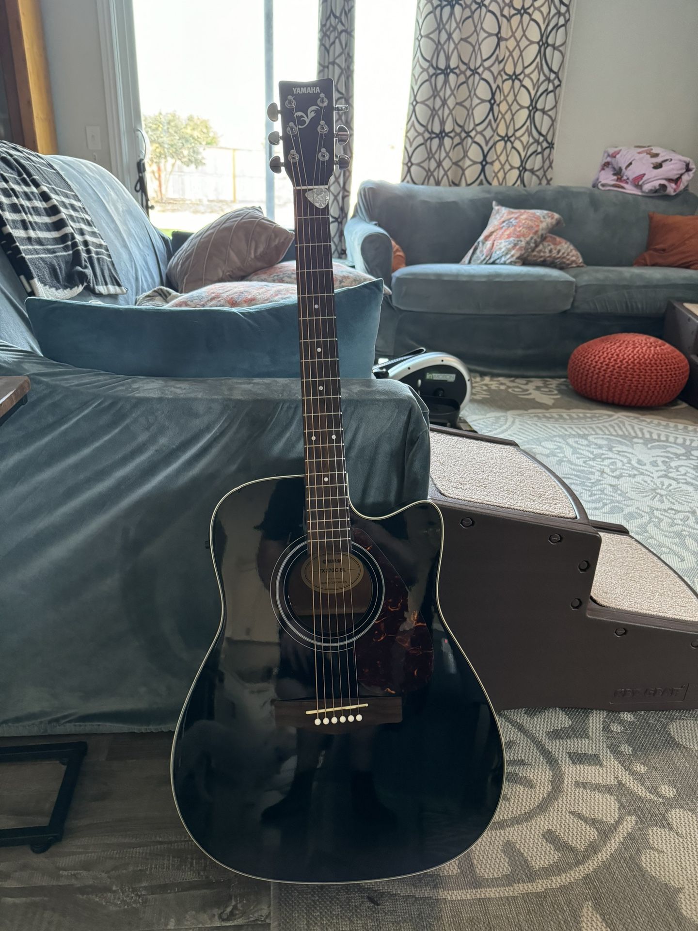 Yamaha FX370C Cutaway Body Acoustic Electric Guitar