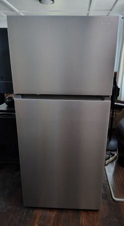 New. Vissani 18 cu. ft. Top Freezer Refrigerator