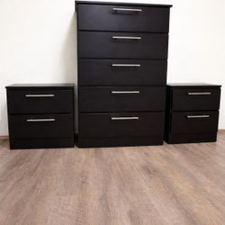 Chestṣ anď Nightstandṣ / Gaveterọ y 2 Mesitaṣ dė Nochẹ