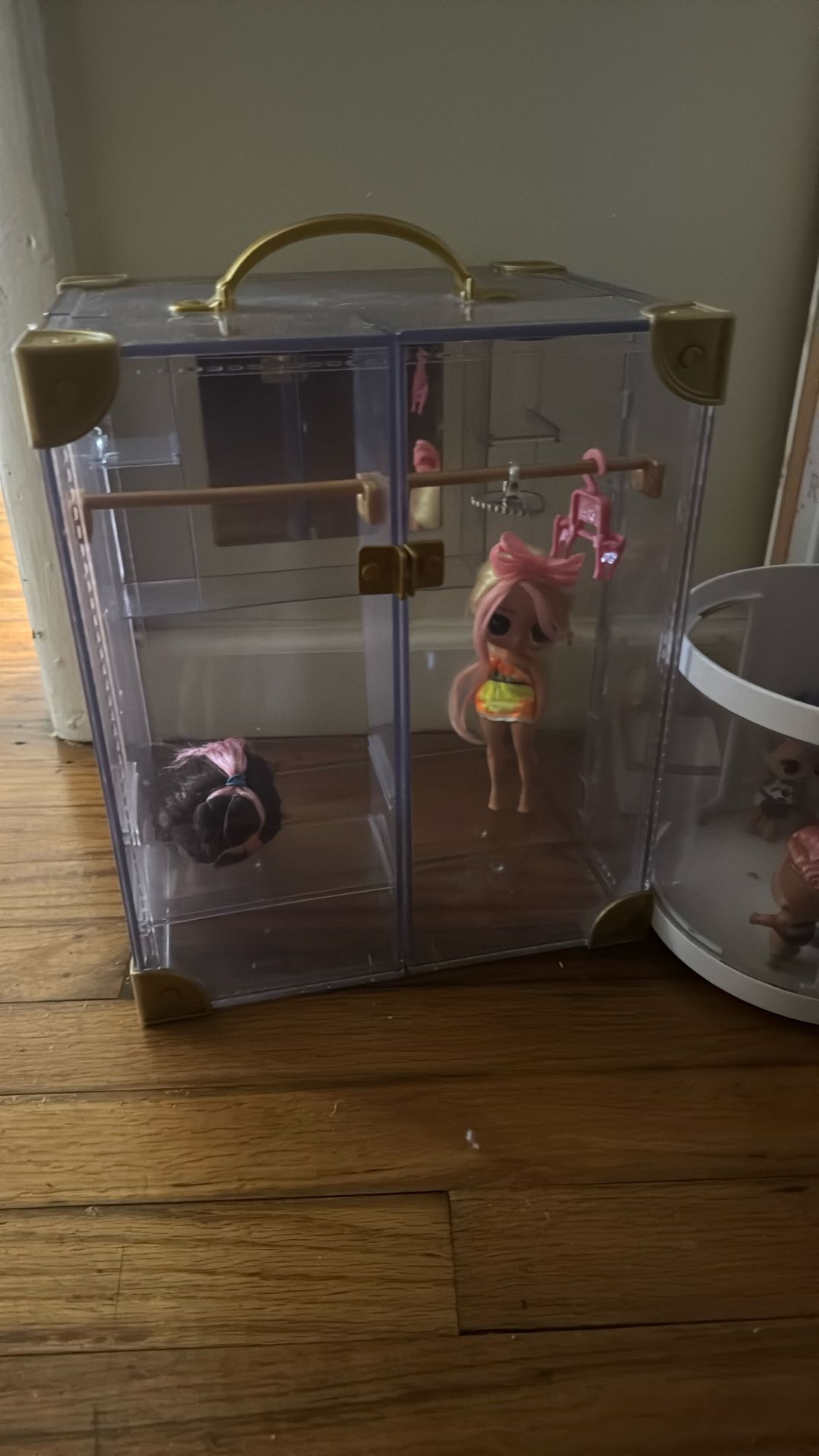 Comes with a dollhouse