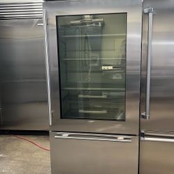 SUB ZERO 36”WIDE BUILT IN GLASS VIEW BOTTOM FREEZER 