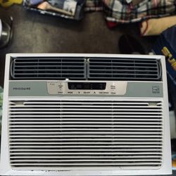 FRIGIDAIRE 8,000 BTU AC WALL UNIT