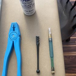 Glass cutters with oil and practice glass