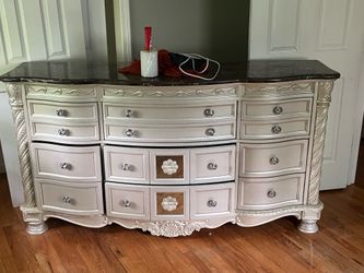 Full dresser great condition