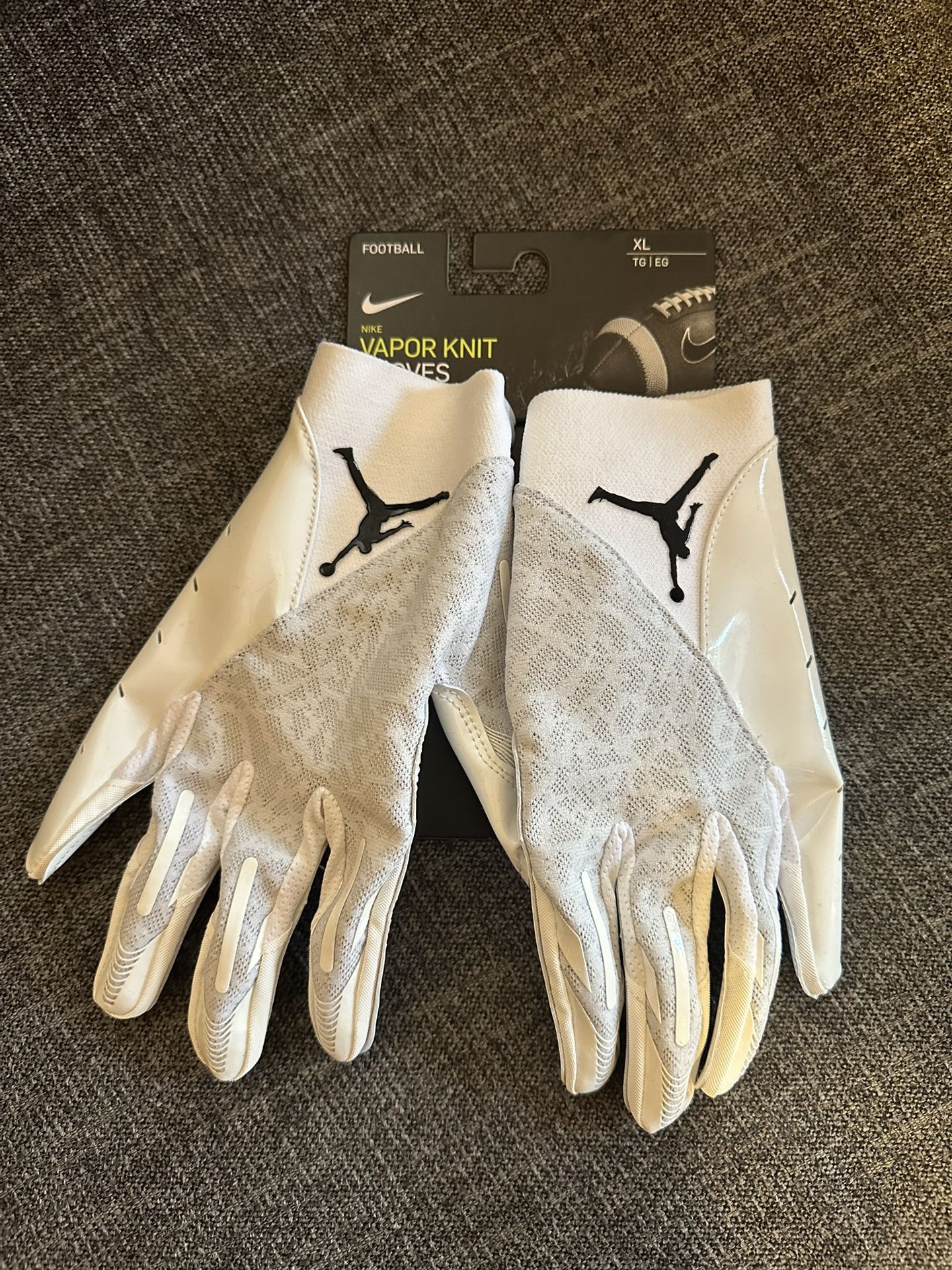 Brand new Men’s Jordan Vapor Knit Football Gloves size XL 