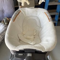 Graco baby bassinet/soothing seat