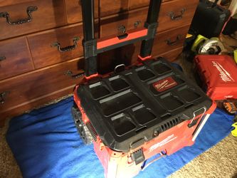 Milwaukee Rolling Pack-out Box, in like new condition! Only 90 today 💥💥💥👍🏽. Great Gift idea 🎁🎁