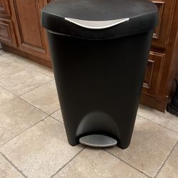 Black Trash Can Like New