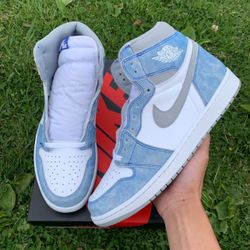 Jordan 1 “HyperRoyal”