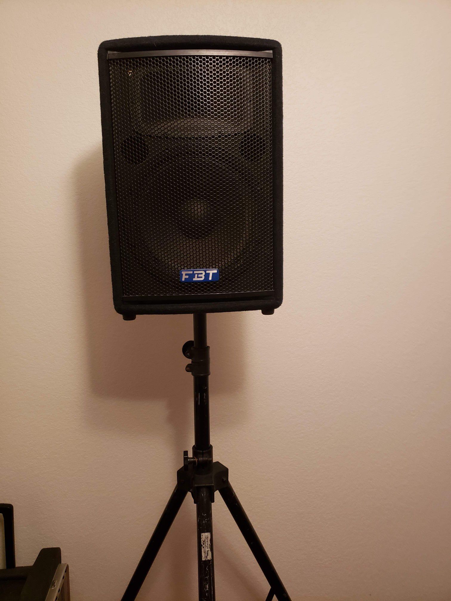 Set of two FBT Lightforce Speakers with stands and Amplifier