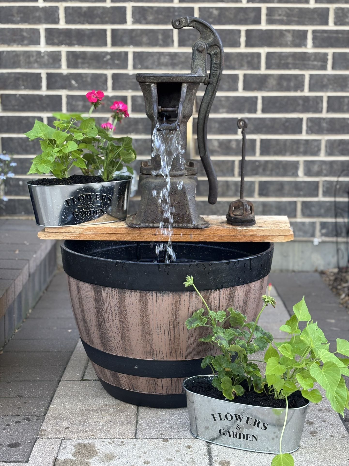 Garden fountain With Vintage pump