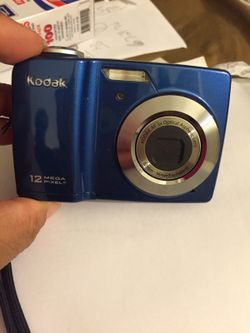 Kodak camera it has 3✖️zoom come with case
