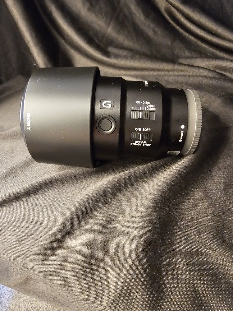 Sony FE 90mm F/2.8 Macro G OSS lens - Like New