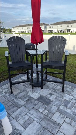 Outdoor chairs w/umbrella