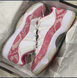 JORDAN 11 Lows Men Sz 8.5 Women Sz 10